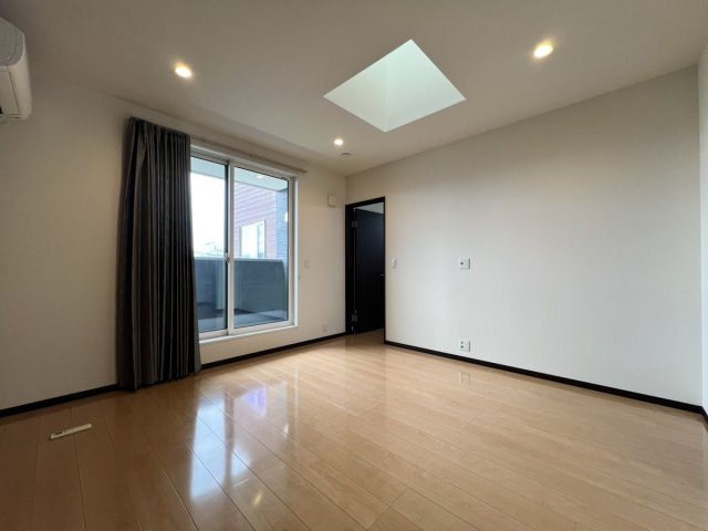 鏡町内田戸建の洋室