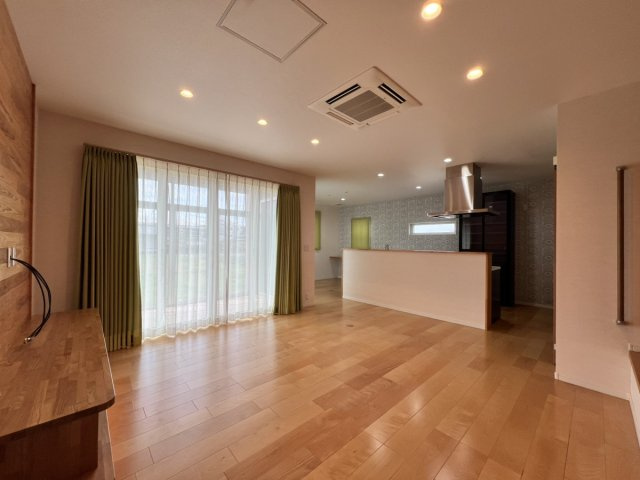 鏡町内田戸建の居間・リビング