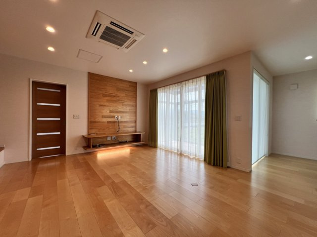 鏡町内田戸建の居間・リビング