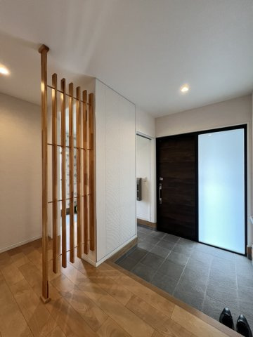 鏡町内田戸建の玄関