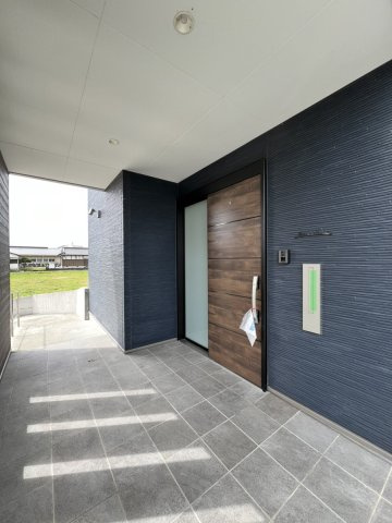 鏡町内田戸建の玄関