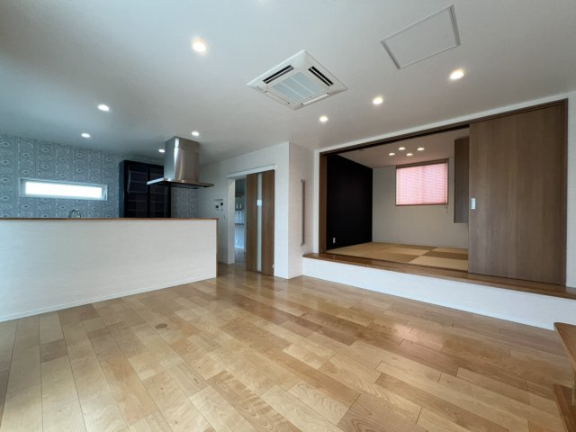 鏡町内田戸建の居間・リビング