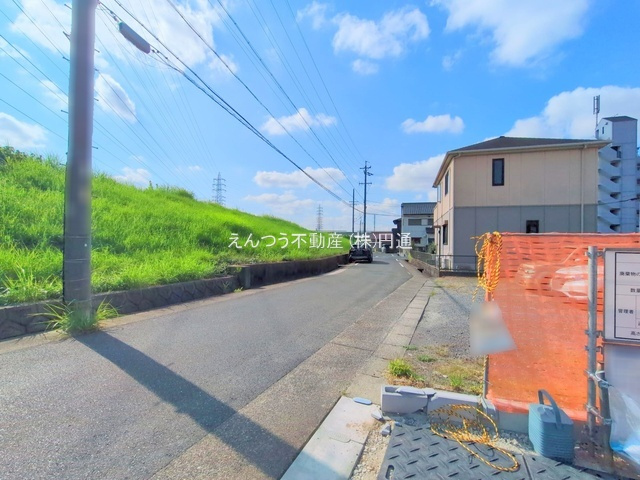 ブルーミングガーデン比良4丁目の前面道路含む現地写真