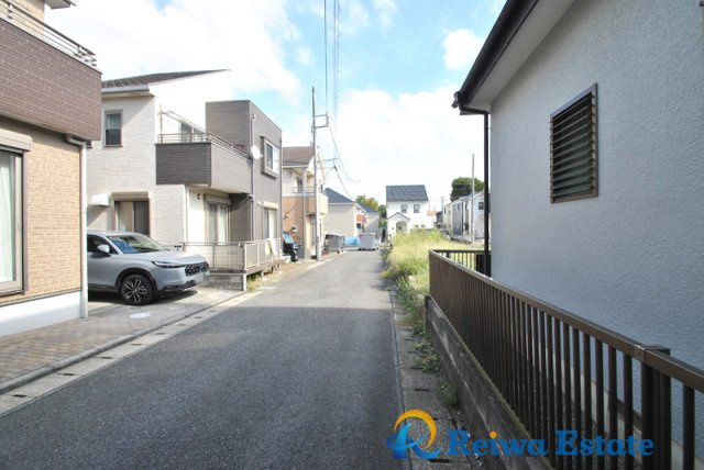 中古戸建　高座郡寒川町倉見の前面道路含む現地写真