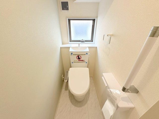 リーブルガーデン　岐阜市西鶉6丁目　全5区画分譲の独立洗面台|洗面化粧台 幅 750mm、軽く割れにくい洗面ボールと場所をとらないコンパクト設計の本体キャビネットです。
ミラー扉の内側は全て収納スペースです。リフトアップシャワーを採用し両手が自由に使えます