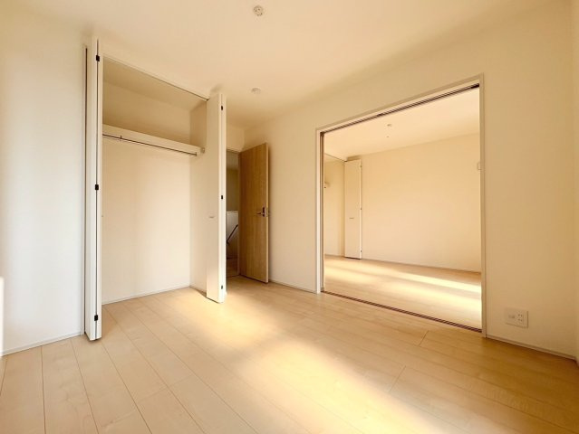 リーブルガーデン　岐阜市西鶉6丁目　全5区画分譲の洋室|全居室にたっぷり収納できる大型クローゼット、居室部分の窓ガラスには間に空気層を設けたペアガラスを採用。
高い断熱性と共にガラス面の結露対策にも効果を発揮します。