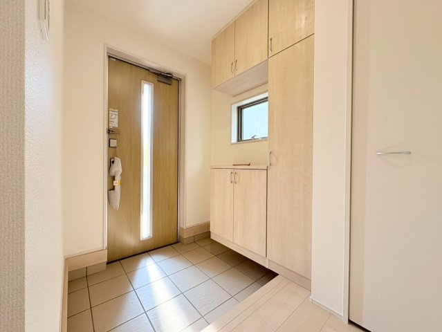 リーブルガーデン　岐阜市西鶉6丁目　全5区画分譲の玄関|【ピッキング防止機能付き玄関ドア錠】玄関ドアの鍵は上下に２つあり、内側の下段は脱着サムターンキー。
鍵を不正に開錠されても、もう１つの鍵でピッキングを防ぎます。防犯性の高い仕様になっています。