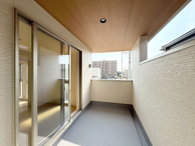 リーブルガーデン　岐阜市西鶉6丁目　全5区画分譲の玄関|大容量のシューズ収納付きで玄関周りもすっきり！玄関ドアからの光が玄関ホールを明るくしてくれます。