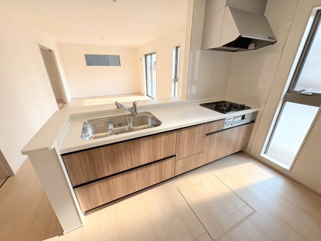 リーブルガーデン　岐阜市西鶉6丁目　全5区画分譲の居間・リビング|明るい日差しをふんだんに取り込んだリビングダイニングは家族の笑顔につつまれた素敵な空間になります。
一建設の家は精度が高く丈夫な工法を採用し、「住宅トップランナー基準」に対応しています。