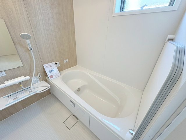 リーブルガーデン　岐阜市西鶉6丁目　全5区画分譲のキッチン|機能的で手入れがしやすいシステムキッチンでお掃除も楽々。蛇口は浄水器内蔵型で節湯CI対応水栓です。　
人造大理石カウンターやキッチンパネルなど明るくきれいにお使いいただけます。