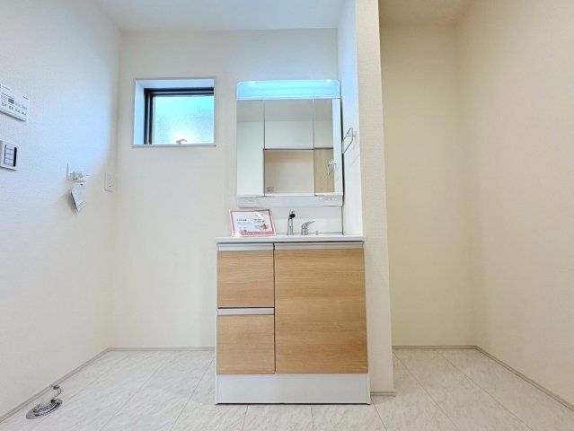 リーブルガーデン　岐阜市西鶉6丁目　全5区画分譲の浴室|明るく清潔感がある浴室。浴槽は環境にやさしい節水タイプ。浴槽内ステップで半身浴、親子入浴も安心です。
洗い場の床は乾きやすく滑りにくい快適仕様、水はけが良くカビの発生を軽減できます。
