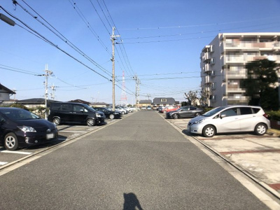 【駐車場】 | 泉北御池台第一住宅７棟 | 約２．５帖の納戸ありますよ！季節の物や家族の思い出も大切にしまっておけますね♪