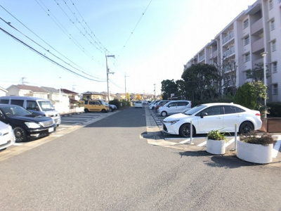 【駐車場】 | 泉北御池台第一住宅７棟 | 玄関にシューズボックスありますよ♪玄関周りもスッキリ片付きますね！