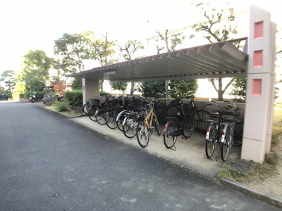 【駐輪場】 | 泉北御池台第一住宅７棟 | 駐輪場に屋根があるので、雨の日に自転車が濡れにくく嬉しいですね！