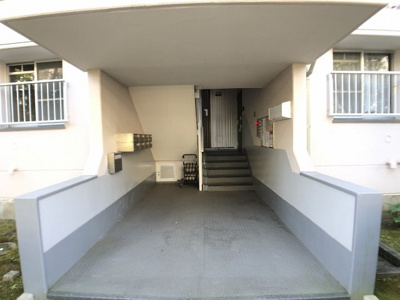 【エントランス】 | 泉北御池台第一住宅７棟 | お料理に集中しやすい壁付けキッチンです！キッチンの横にバルコニーがあるので、換気しやすく明るいキッチンです！