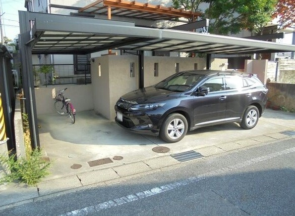 三好丘桜４丁目貸家の駐車場