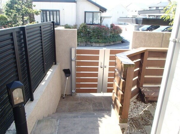 三好丘桜４丁目貸家のエントランス