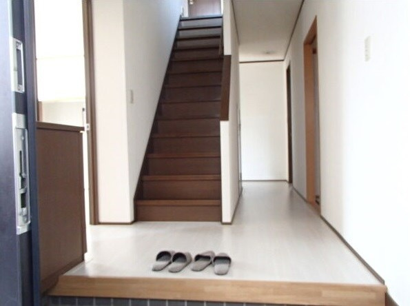 三好丘桜４丁目貸家の玄関