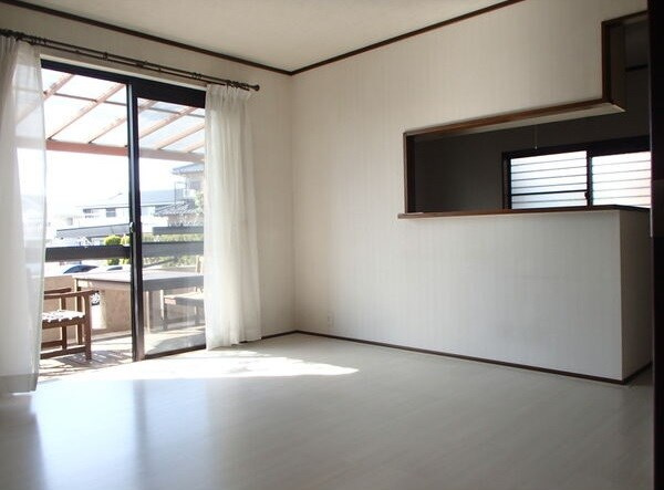 三好丘桜４丁目貸家の居間・リビング