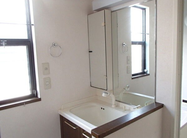 三好丘桜４丁目貸家の洗面所