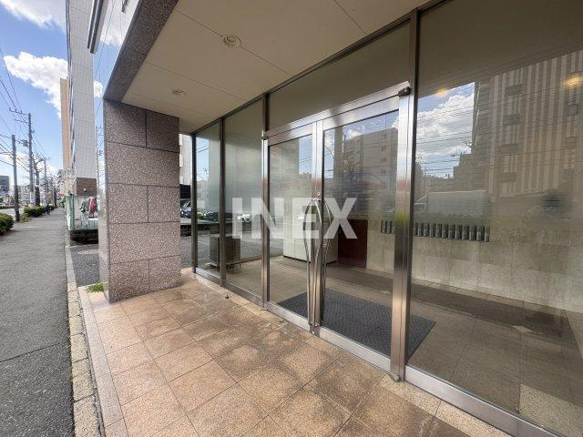 横浜市西区浅間町２丁目の賃貸マンションのエントランス