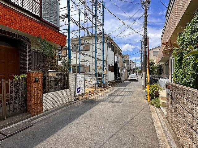 三鷹市下連雀６丁目の新築一戸建の前面道路含む現地写真| 