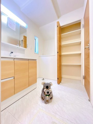 【独立洗面台】 | 前橋市江田町　新築住宅 | 収納たっぷりな洗面脱衣室。洗濯機置き場横にはカウンターがあるので、作業台としてもお使いいただけます。