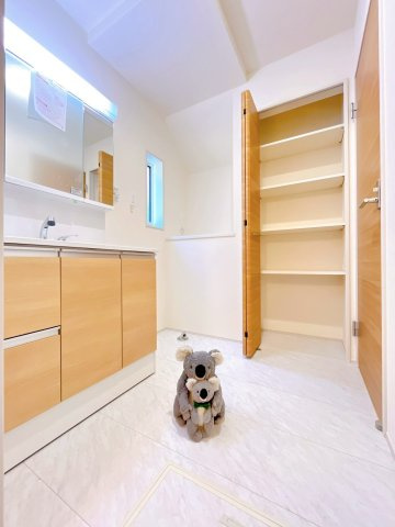 【独立洗面台】 | 前橋市江田町　新築住宅 | 収納たっぷりな洗面脱衣室。洗濯機置き場横にはカウンターがあるので、作業台としてもお使いいただけます。