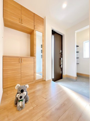 【玄関】 | 前橋市江田町　新築住宅 | 自然光差し込む明るい玄関は素敵な一日の始まり。土間収納があるので、アウトドア用品やベビーカーもそのまま収納できます。
