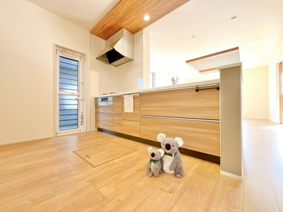 【キッチン】 | 前橋市江田町　新築住宅 | 勝手口を設けているので、ゴミ出しや荷物の搬入などスムーズに行えます。
換気もしやすいのでキッチン周りを清潔に保てます。