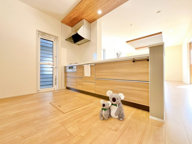 【キッチン】 | 前橋市江田町　新築住宅 | 勝手口を設けているので、ゴミ出しや荷物の搬入などスムーズに行えます。
換気もしやすいのでキッチン周りを清潔に保てます。