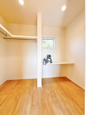 【収納】 | 前橋市江田町　新築住宅 | カウンター付きのウォークインクローゼットは、身支度からアイロンがけ、小物のディスプレイまで幅広く活用できる多機能スペース。