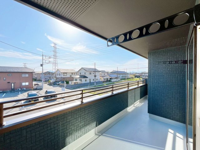 【バルコニー】 | 前橋市江田町　新築住宅 | 日当たりの良いバルコニーで毎日の暮らしに明るさとゆとりを。洗濯物もよく乾き、季節の移ろいを感じながら過ごせます。