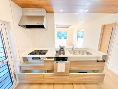 【キッチン】 | 前橋市江田町　新築住宅 | 使い勝手のいいシステムキッチンには、ビルトインタイプの食器洗浄乾燥機を完備。食後の片付けもスイッチ一つで完了し、時間にも心にもゆとりが生まれます。