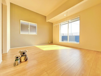 【洋室】 | 前橋市江田町　新築住宅 | 清潔感ある壁紙と温もり溢れる床材が調和した洋室。毎日の生活を少しでも快適に過ごして頂ける様、飽きの来ない雰囲気がたまりません。
