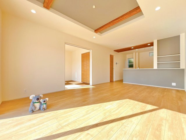 【居間・リビング】 | 前橋市江田町　新築住宅 | 窓から差し込む陽光がリビングでくつろぐ家族を暖かく包み込みます。光溢れる空間で子育てする喜び。生活の中心となるLDKで贅沢な時間を家族とお過ごしください。