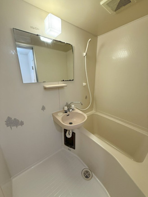 【浴室】 | 日吉パフィオマンション | バスルームは洗面台付きの2点ユニットです♪お風呂に浸かって一日の疲れもリフレッシュ♪