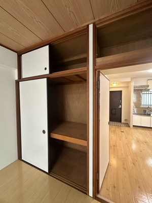 【収納】 | 日吉パフィオマンション | ダイニングキッチンから見て右側・洋室6帖のお部屋にある収納スペースです☆かさ張りやすい寝具や大きな荷物などが収納できて便利です☆