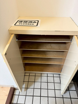 【玄関】 | 日吉パフィオマンション | シューズボックス付きで玄関もキレイに片付きます！上に写真やかわいい小物を置けるので、玄関を華やかに飾れますね♪