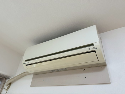 【設備】 | 日吉パフィオマンション | ダイニングキッチンから見て左側・洋室6帖のお部屋にあるエアコンです！ムシ暑い夏も肌寒い冬も快適に過ごせますね♪