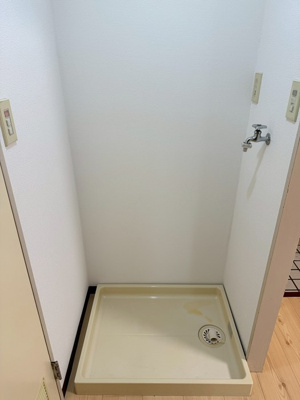【設備】 | 日吉パフィオマンション | トイレ横にある室内洗濯機置き場です♪防水パンが付いているので万が一の漏水にも安心です！