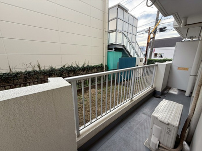 【バルコニー】 | 日吉パフィオマンション | バルコニーは南向きです！お洗濯物はお昼からでも乾きそう☆2部屋から出入りできるのでお洗濯物の出し入れに便利♪