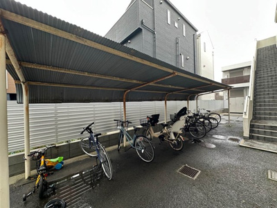 【その他共用部分】 | 日吉パフィオマンション | 屋根付きの駐輪場で雨が降っても大切な自転車が濡れなくてすみますね♪駅まで自転車もおすすめです！