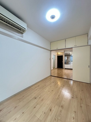 【寝室】 | 日吉パフィオマンション | 南向き洋室6帖☆吊戸棚が付いています！お荷物がスッキリ収納できて、整理しやすくなりますね☆