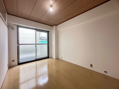 【洋室】 | 日吉パフィオマンション | 南向き洋室6帖☆ダイニングキッチンから見て右側にある、バルコニーに繋がるお部屋です！子供部屋や書斎・寝室など多用途に使えそうですね♪