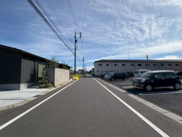 リーブルガーデン　岐阜市西鶉6丁目　全5区画分譲の前面道路含む現地写真|「現地（2025年10月29日）撮影」　
■前面道路　
■ヤマダ不動産　株式会社リライフ