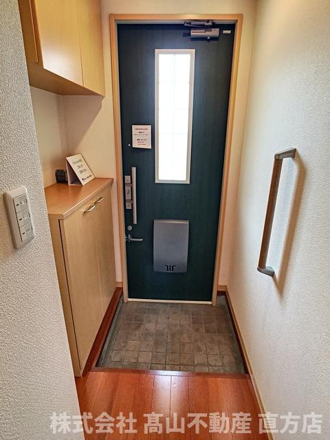 直方市大字上頓野のアパートの玄関