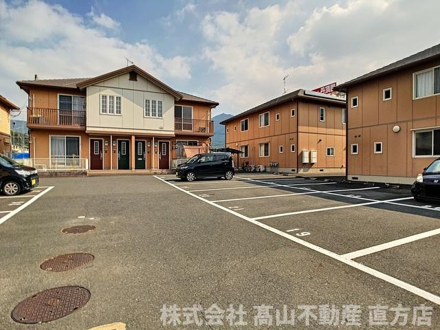 直方市大字上頓野のアパートの駐車場
