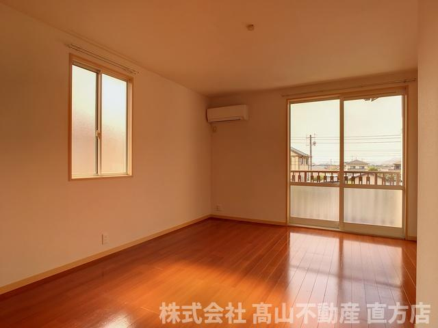 直方市大字上頓野のアパートの居間・リビング