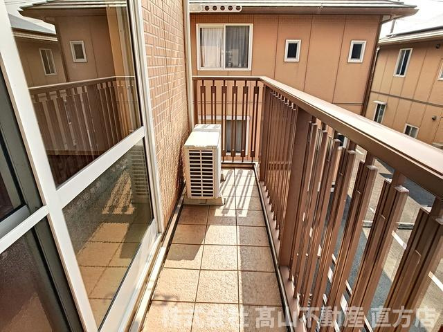 直方市大字上頓野のアパートのバルコニー